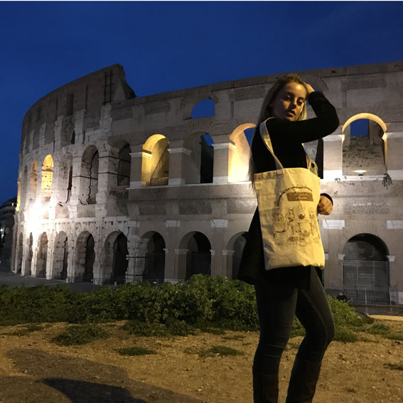 La Bolsa Viajera En El Coliseo De Roma Con Ginevra