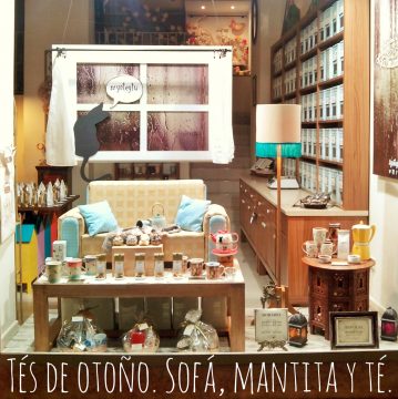 Nuestro saloncito con sofá mantita y té.